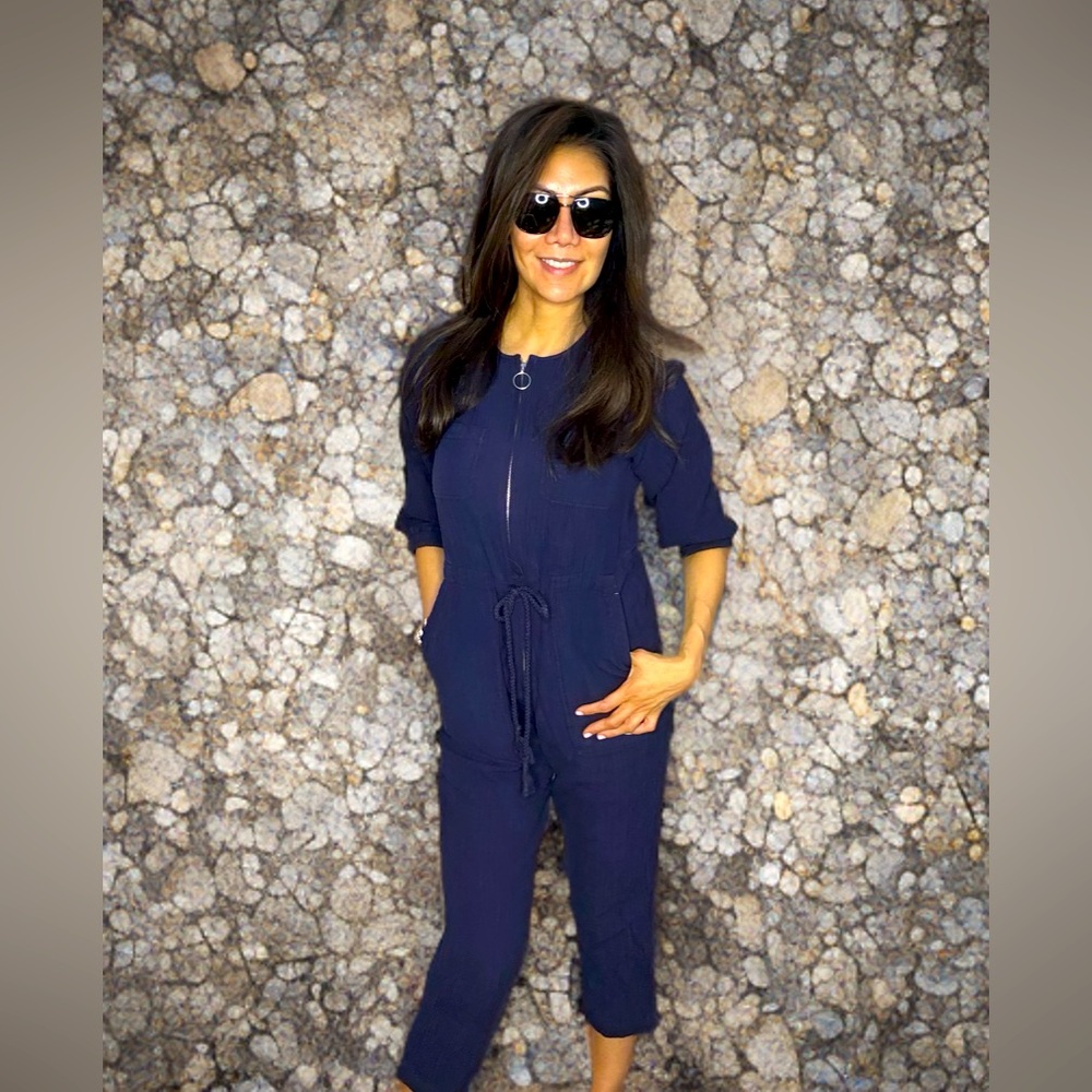 Sundry Jumpsuit 
Size: Small
Navy Blue